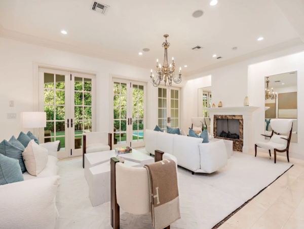 Luxury Vacation Residence in Palm Beach - Steps to Beach with Fire Place & Pool